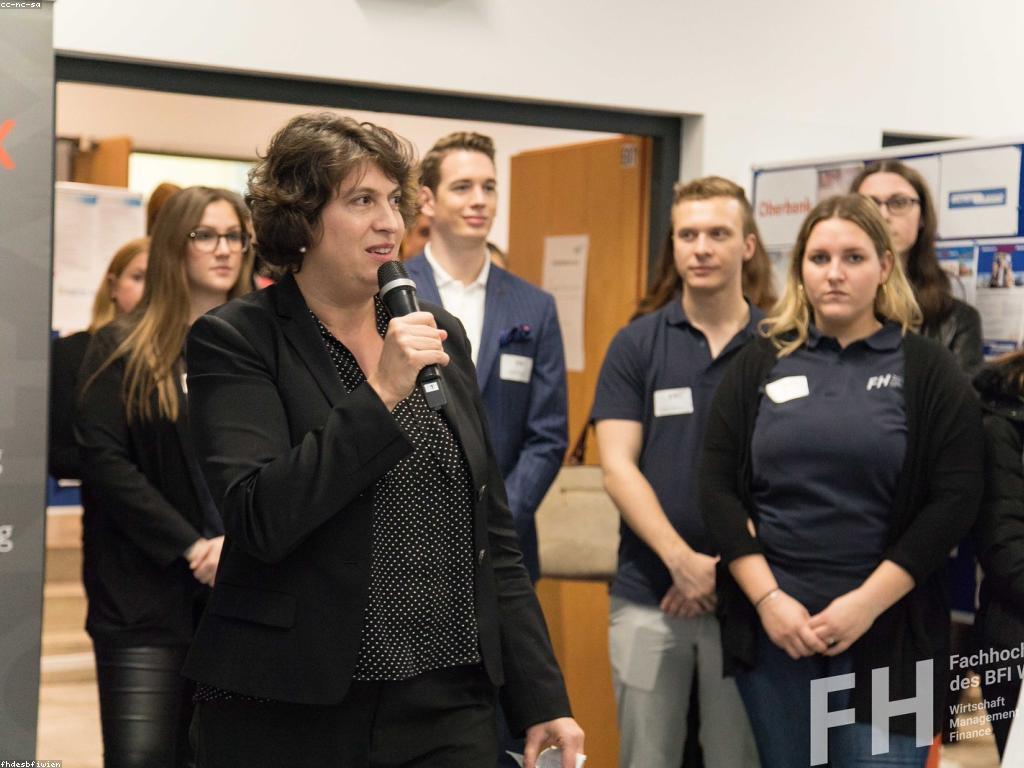 កាលវិភាគនៃការប្រាក់និងកម្រៃចំពោះអ្នកគ្រប់គ្រងហិរញ្ញវត្ថុ